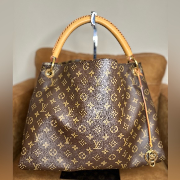 Louis Vuitton Handbags - Louis Vuitton Artsy MM in Monogram